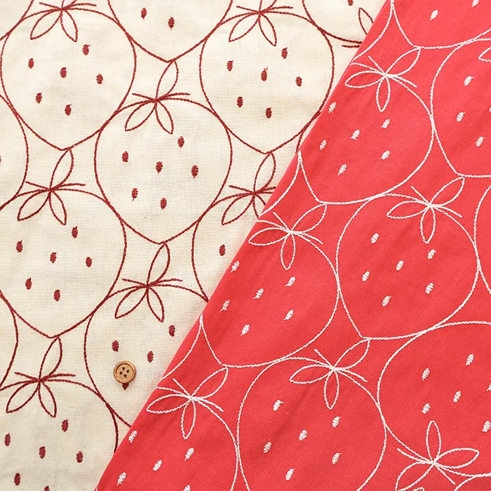 中国製　コットンシーチング刺繍生地　いちご